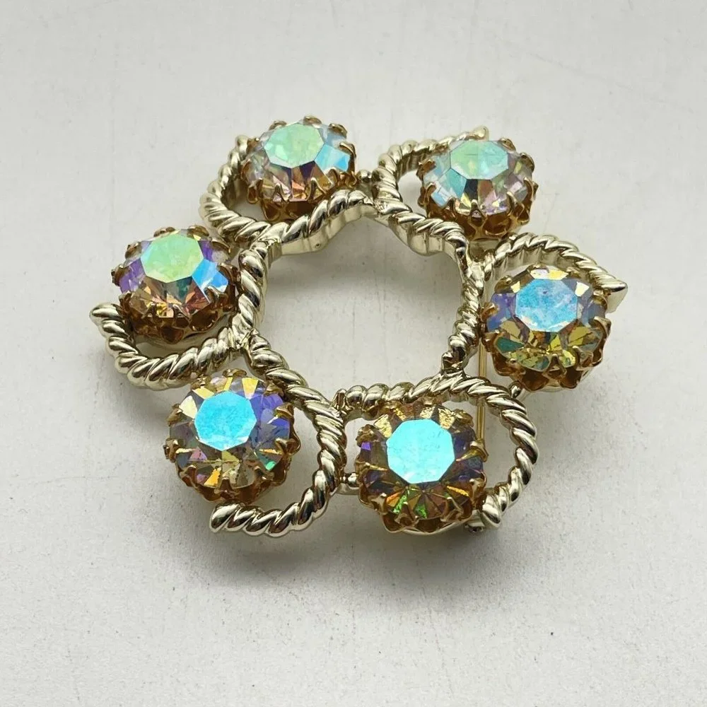 Vintage Kramer Brooch Circular Lavender Aurora Borealis Rhinestones Gold Tone - Picture 2 of 7